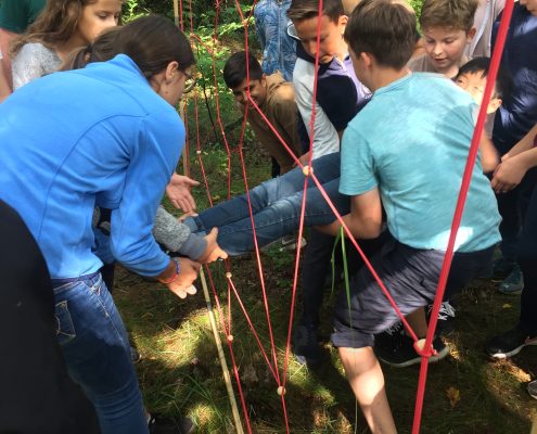 Kooperationsübung mit dem Spinnennetz