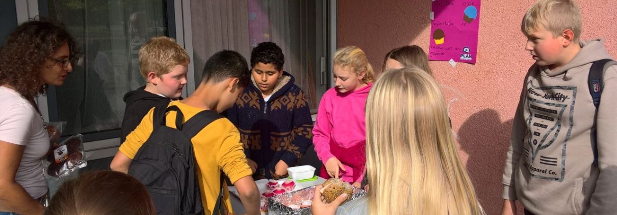 Muffinverkauf am Internationalen Mädchentag