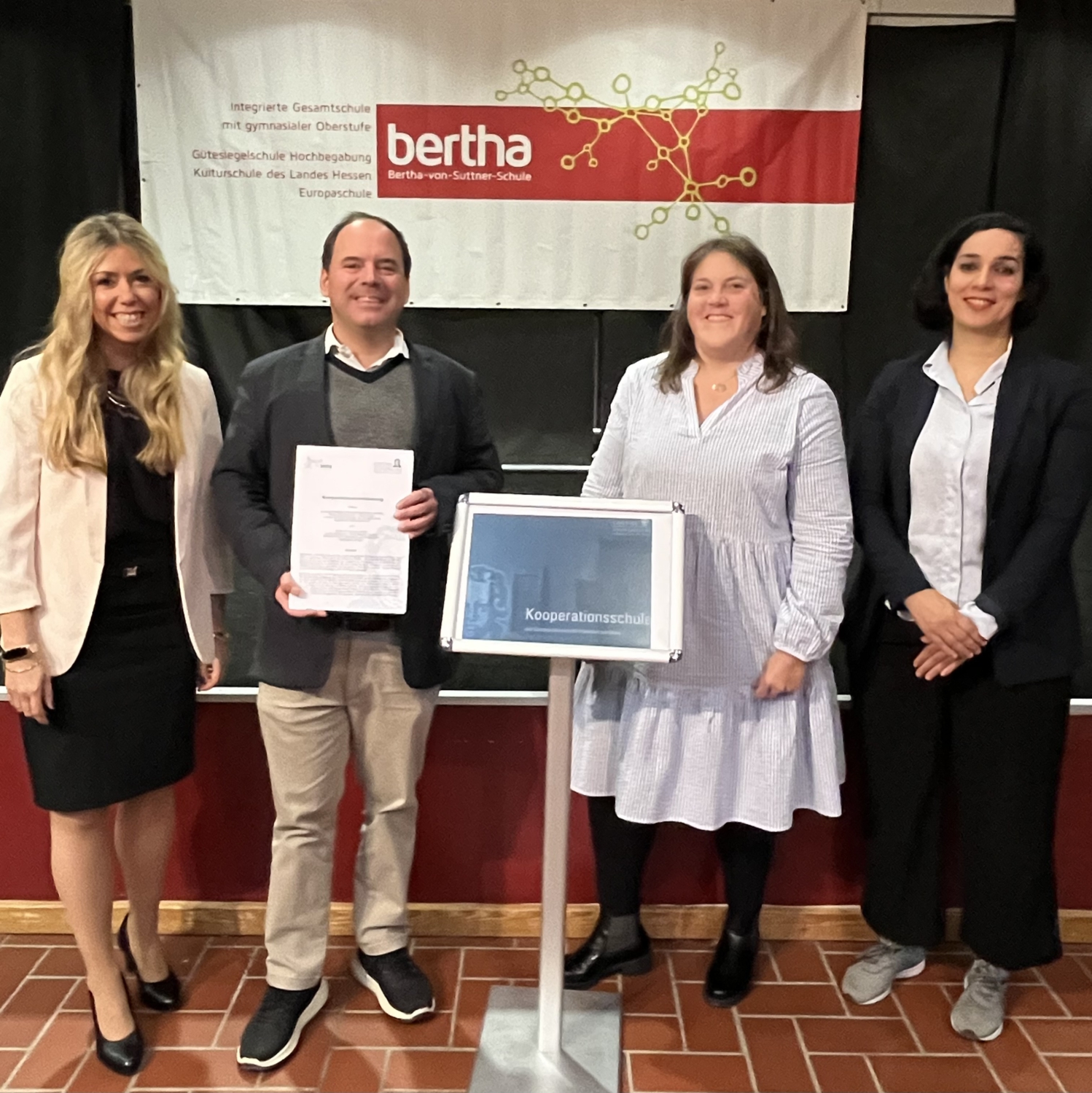 Eine erfolgreiche Zusammenarbeit! Partnerschulenschild als Zeichen