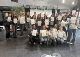 Teilnehmende präsentieren ihre Teilnahmezertifikate