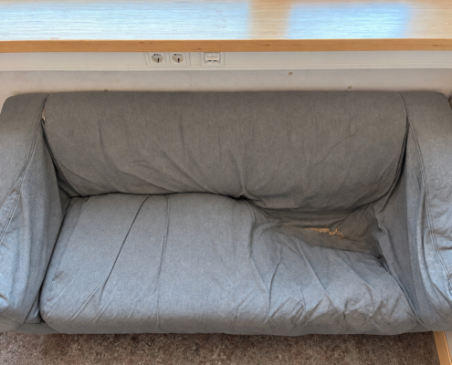 Kaputte Couch im Chillraum