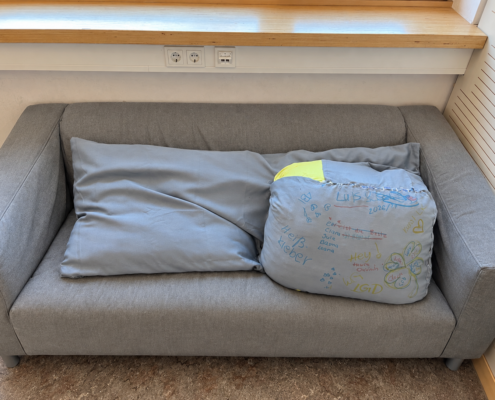Polster von Basma, Jule, Leana, Elli und Clara, um das Loch der Couch zu füllen